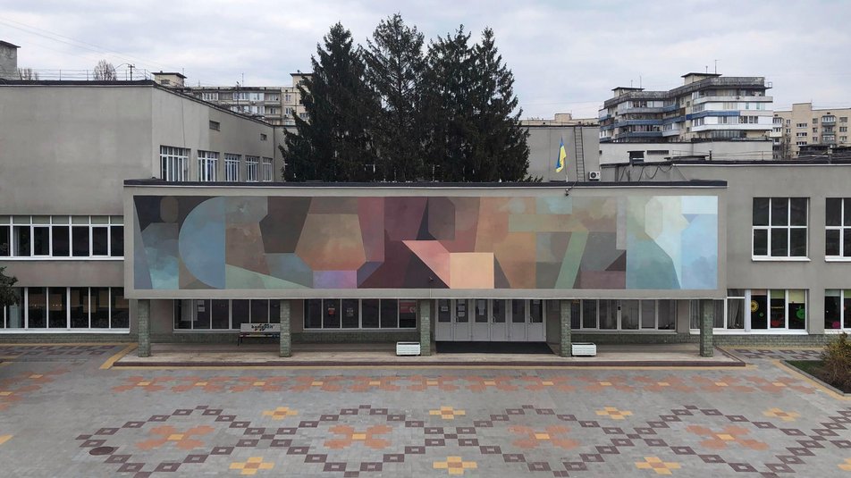 Французький художник Nelio намалював мурал на фасаді школи у Києві