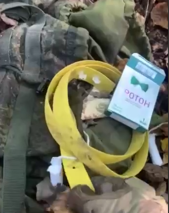 Українські воїни демонструють речі окупантів