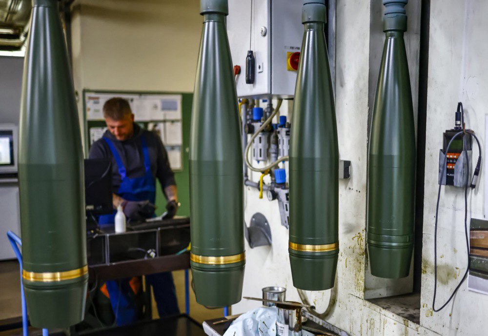 Виробництво 155 мм артилерійських снарядів на заводі <i>Rheinmetall</i>, Німеччина, 6 червня 2023 р.