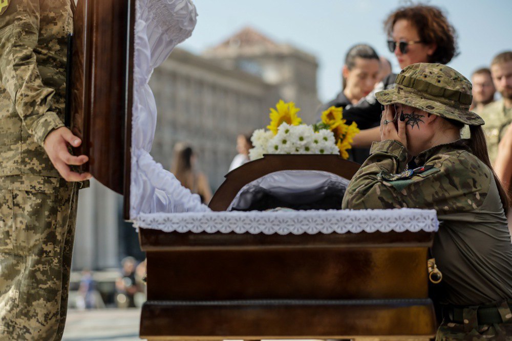 Сестра-побратим загиблого командира Сергія Ільницького прощається під час панахиди на Майдані Незалежності в Києві, 28 серпня 2023 р.