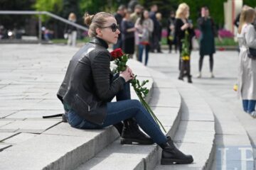 Вкладати пальці в чужі рани