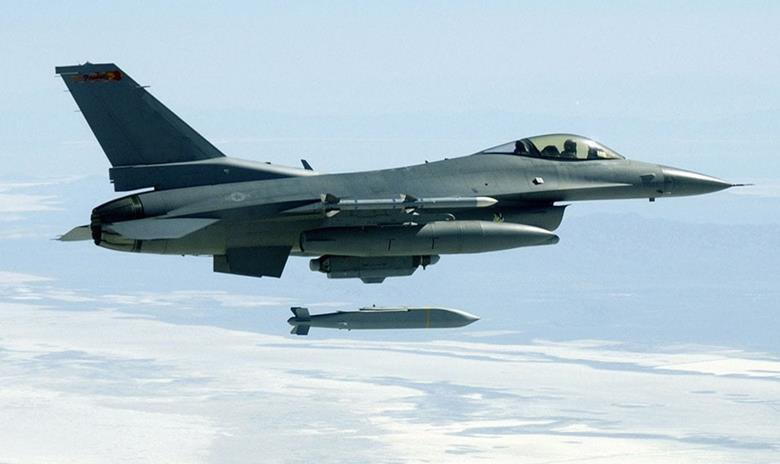 F-16 ВПС США скидає бомбу JSOW