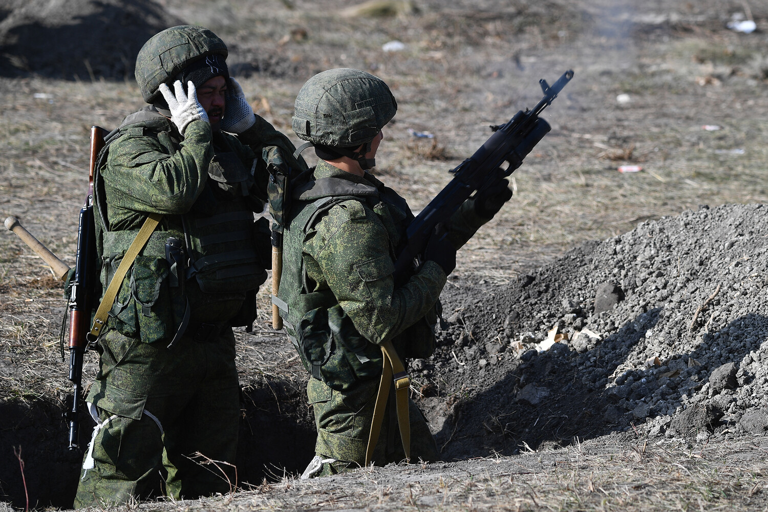 два солдати армії рф