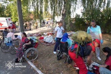 Наслідки російського удару по геріатричному пансіонату в Сумах