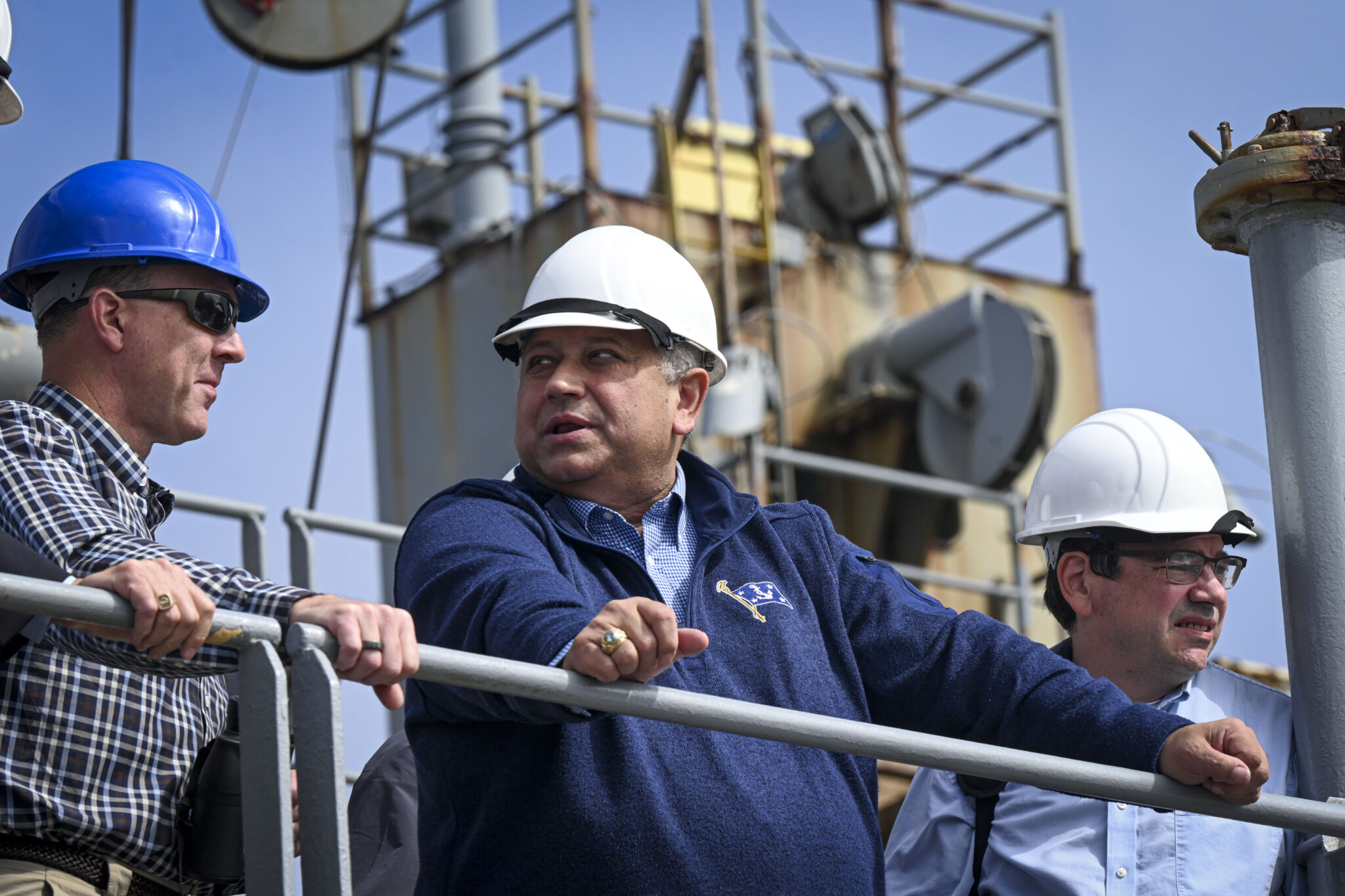 Міністр ВМС США Карлос Дель Торо відвідує USNS Washington Chambers (T-AKE 11) під час демонстрації механізму переозброєння VLS, що перезавантажується в морі з USS Chosin (CG-65), 11 жовтня 2024 р. Фото: ВМС США 