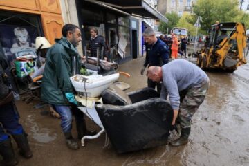 На частину Франції зійшли масштабні повені, повідомляють про відключення світла і затоплені шосе