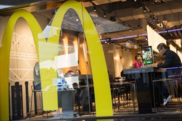 У США гамбургерами з McDonald’s отруїлися десятки людей, одна людина померла. Акції компанії впали на 7%