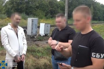 СБУ і Нацпол затримали паліїв відділень Укрпошти і релейних шаф Укрзалізниці