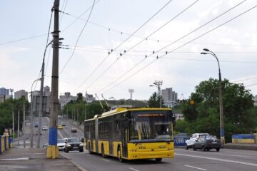 Повітрофлотському шляхопроводу гіршає. Там заборонили рух тролейбусів-«гармошок»