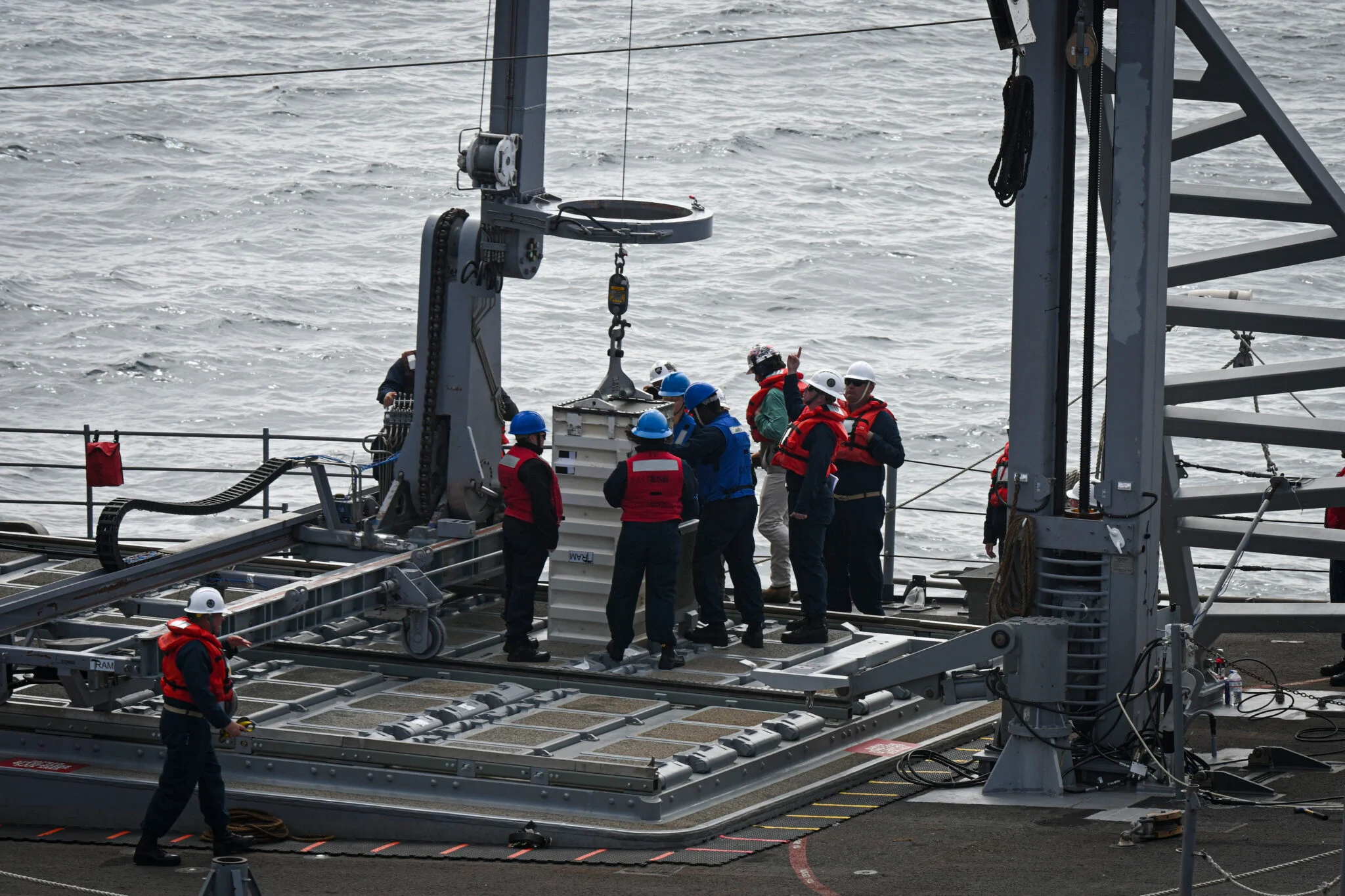 Моряки на борту USS Chosin (CG-65) завершують демонстрацію переносного механізму переозброєння VLS, що перезавантажується в морі з Washington Chambers (T-AKE 11) 11 жовтня 2024 року в Тихому океані. Фото: ВМС США