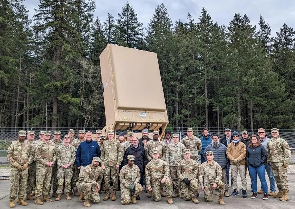 Американські солдати та члени команди Epirus з технікою під час польових випробувань інженерних розробок зразків мікрохвильової зброї. Фото: Epirus