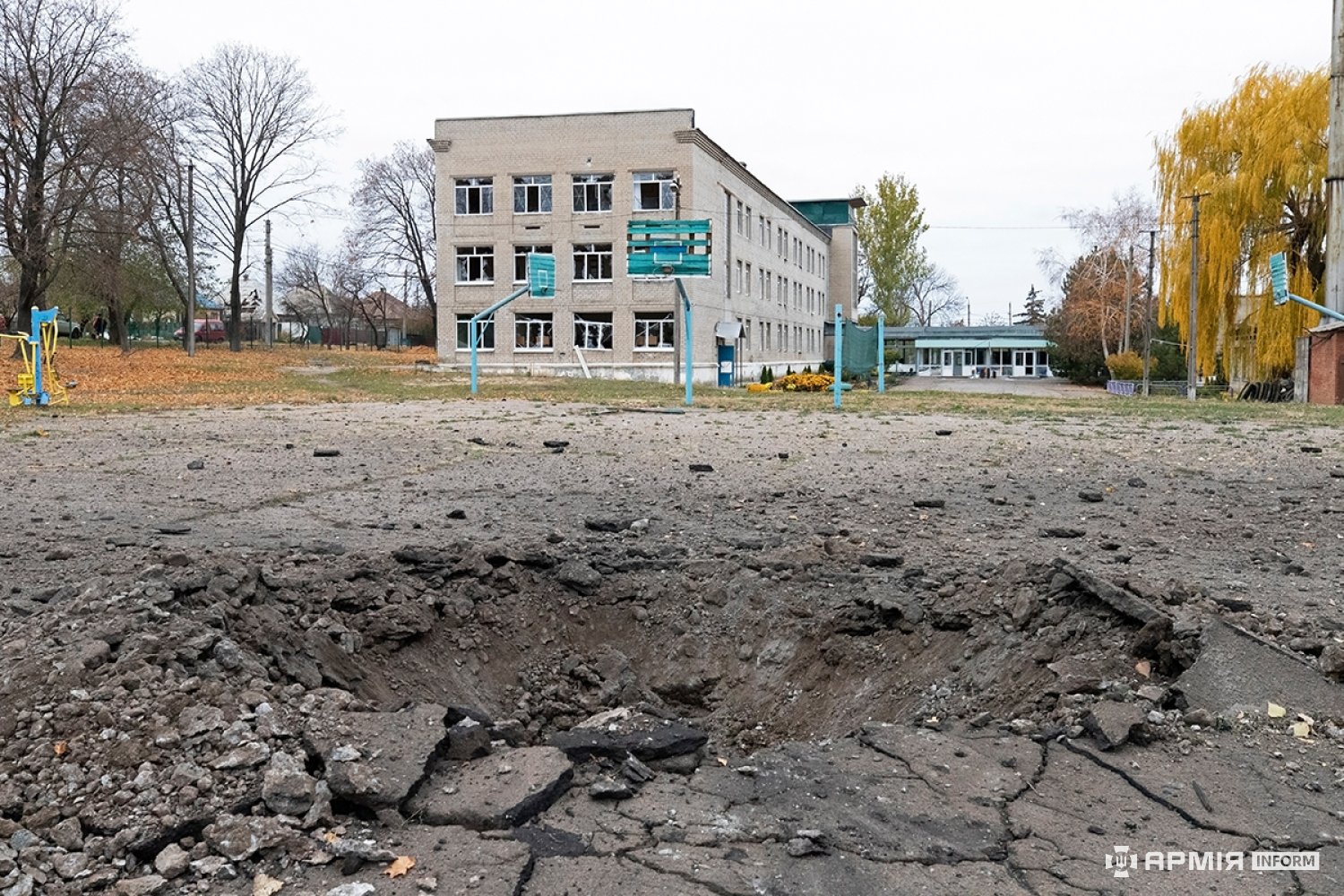 «Ми чули чотири жахливі вибухи»: у передмісті Краматорська окупанти вдарили авіабомбами по школі та десятках будинків