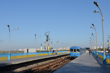 Чому метро не може курсувати на наземних станціях під час повітряних тривог