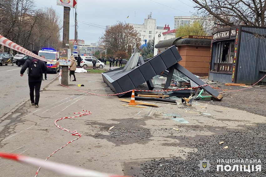 У Хмельницькому водій BMW в'їхав у зупинку 