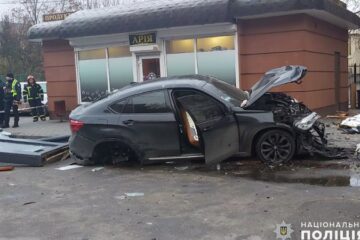 У Хмельницькому нетверезий водій “BMW” в’їхав у зупинку. Троє жінок загинули