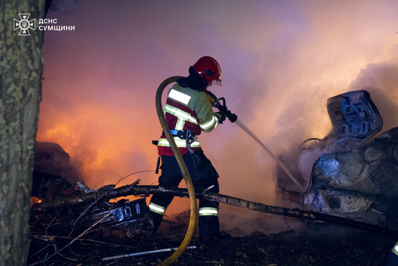 Рятувальники працюють на місці обстрілу багатоповерхового будинку в Сумах