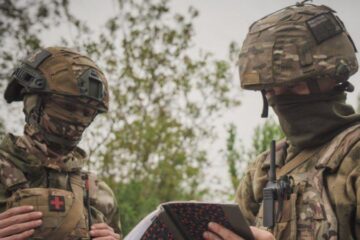 Росіяни скинули вибухівку з дрона у селищі на Херсонщині й поранили двох людей