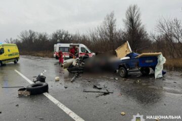 У Чугуєві під час обгону сталося лобове зіткнення автомобілів ВАЗ і Ford. Є загиблі та поранені