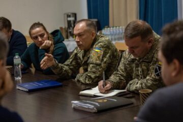 Сирський обговорив ситуацію на фронті з військовими та цивільними блогерами