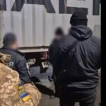 На Одещині чоловік хотів потрапити за кордон, сховавшись під причепом вантажівки