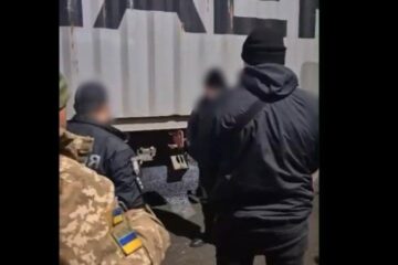 На Одещині чоловік хотів потрапити за кордон, сховавшись під причепом вантажівки