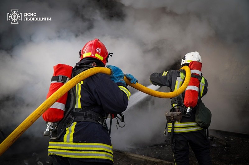 Рятувальники ліквідовують наслідки атаки росіян