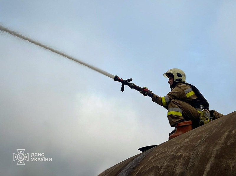 Рятувальники ліквідовують наслідки атаки росіян