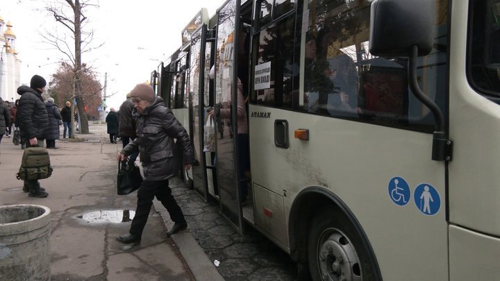 У Рівному курсували автобуси замість тролейбусів через знеструмлення після обстрілів 28 листопада