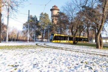 «Зелені» трамвайні колії й тунель із граба. Ось який вигляд має оновлений сквер на Алматинській