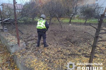 На Київщині від ворожих дронів постраждала літня жінка: у неї уламкове поранення голови