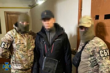 У Херсоні затримали коригувальницю рф та двох колаборантів