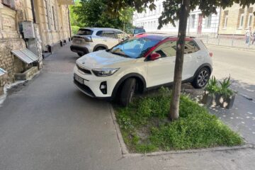 «Повстанський урбанізм»: як на Подолі відвойовували тротуар у водіїв (і поки програли)