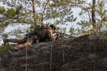 Агресор посилено атакує на всіх напрямках: ЗСУ зупинили 250 штурмів за добу