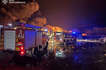 У Миколаєві сталися дві пожежі через нічний удар «шахедів»