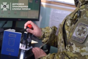 На ПП “Угринів” викрили чоловіка, який розлучився, прикинувся жінкою та прихопив у подорож колишню