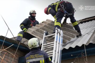 Рятувальники відновлюють пошкодження будинки жителів Сумщини, які постраждали від обстрілу РФ