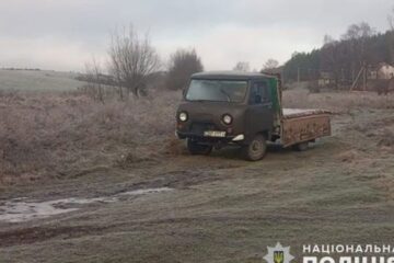 ​На Тернопільщині підлітки вкрали з церкви катафалк і поїхали кататися, але “заглохли” в полі