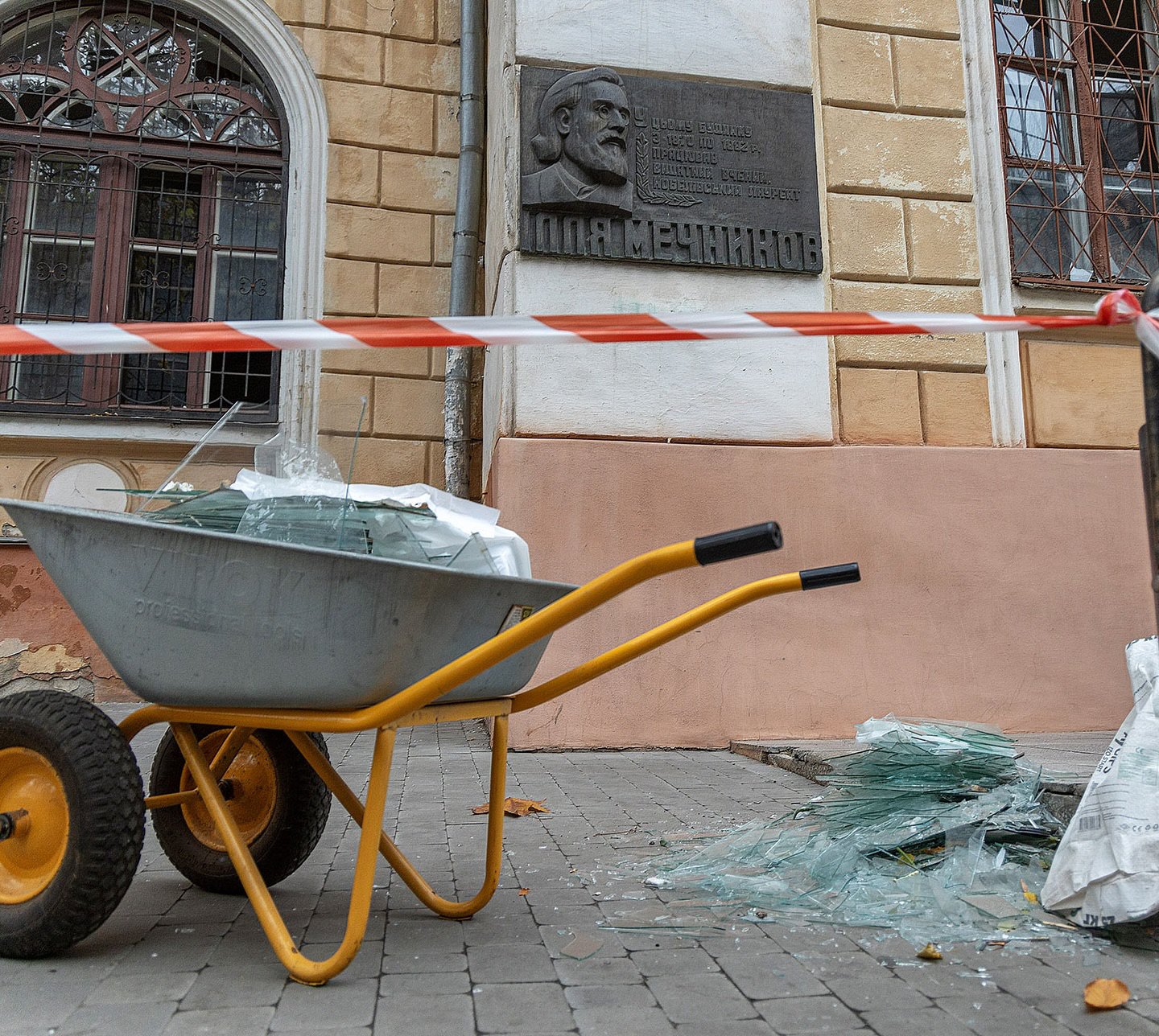 У ніч проти 15 листопада 2024 року в Одесі внаслідок атаки РФ постраждали пам’ятки культурної спадщини, які знаходяться під захистом ЮНЕСКО. Пошкоджено будівлі «Історичного центру Одеси» , у тому числі приміщення Одеського національного університету ім Мечникова, палеонтологічний музей, який веде свою історію з 1873 року. 