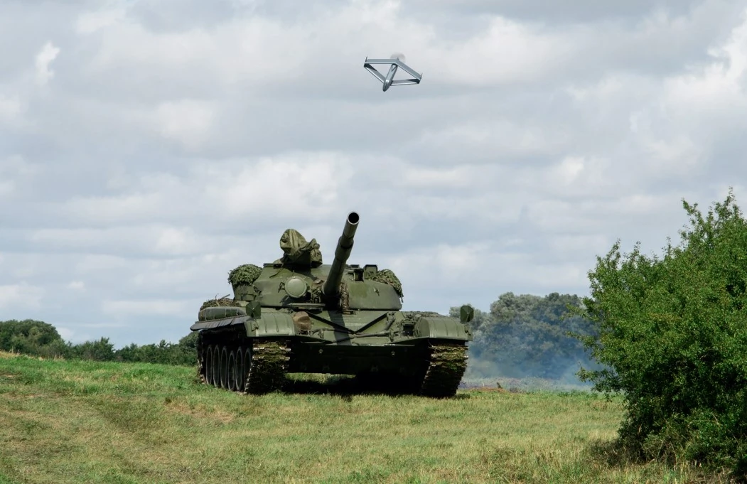 Атака ворожого танка бойовим баражуючим припасом RD-120 Raijin. Візуалізація Fly-R