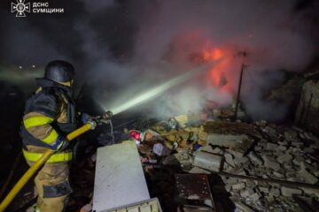 На Сумщині рятувальники потрапили під повторний обстріл під час гасіння пожежі