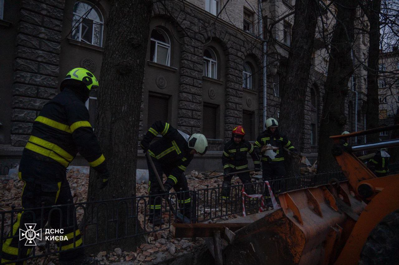 Розбір завалів житлового будинку у Печерському районі Києва 