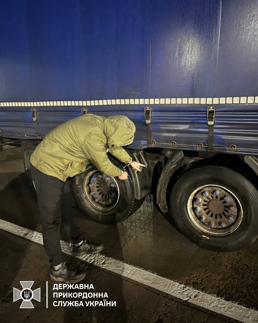 Прикордонники виявили чоловіка у нестандартній схованці