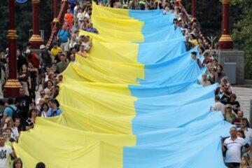 Найбільше українці довіряють волонтерам, рівень довіри до органів держвлади знижується, – опитування