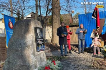 У Дніпрі відкрили нову меморіальну дошку В’ячеславу Чорноволу на місці понівеченої