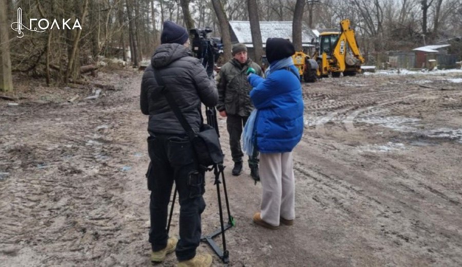 Знімальна група каналу «Еспресо» питає про те, що відбулося у представника нацпарку «Голосіївський»