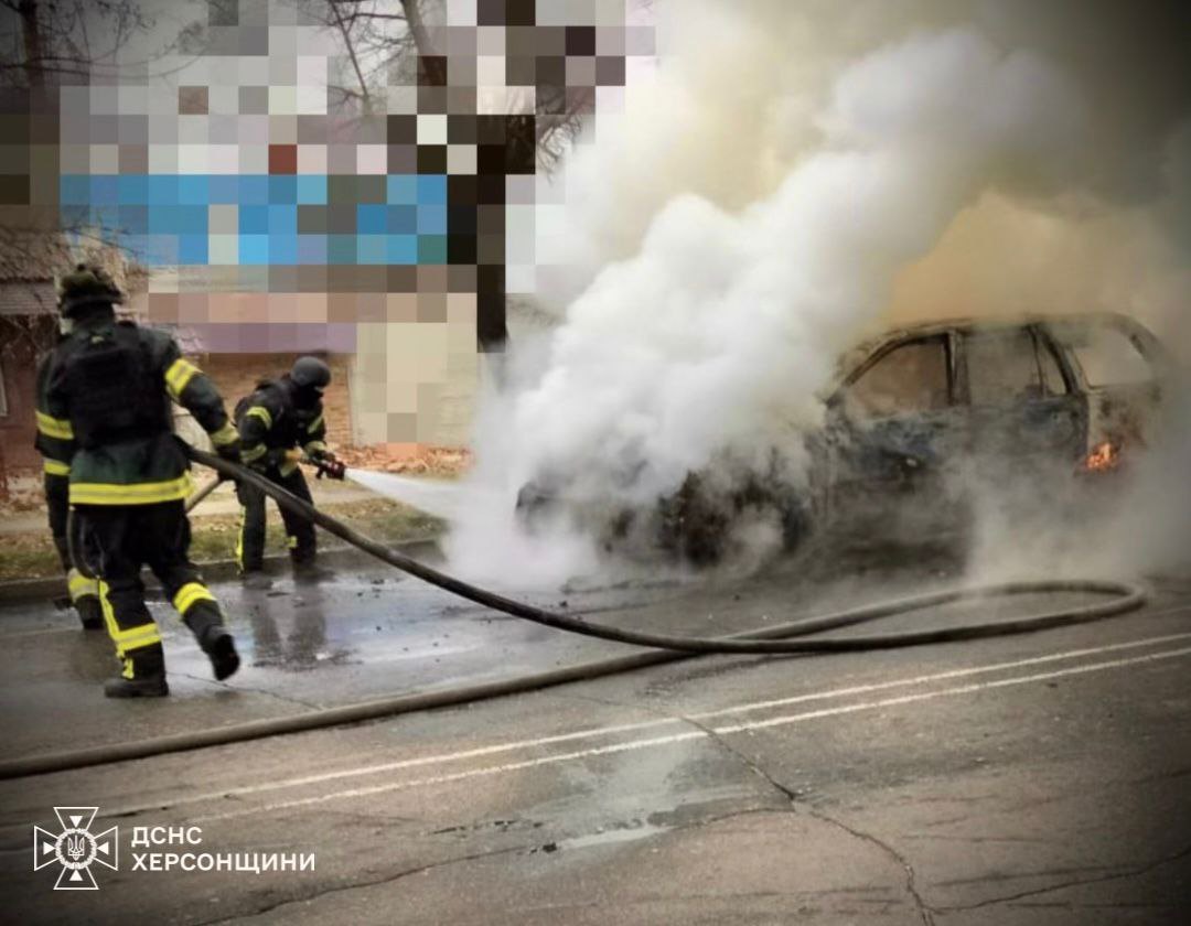 У Херсоні через воррожий дрон згорів автомобіль