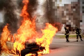 У Херсоні через удари ворожих дронів поранені двоє людей та згорів автомобіль