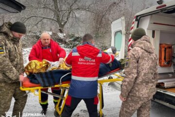 На кордоні з Румунією прикордонники витягли непритомного з прірви