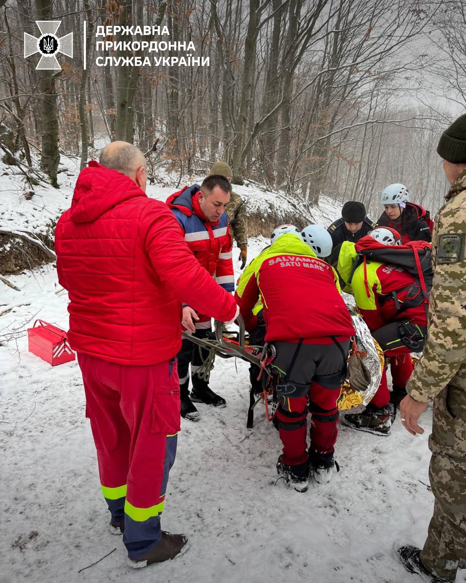 На кордоні з Румунією прикордонники витягли непритомного з прірви