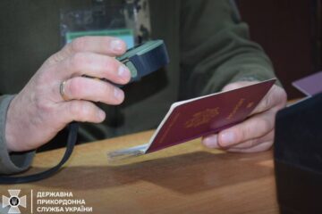 ​Прикордонники затримали на кордоні чоловіка з підробленими документами на дітей